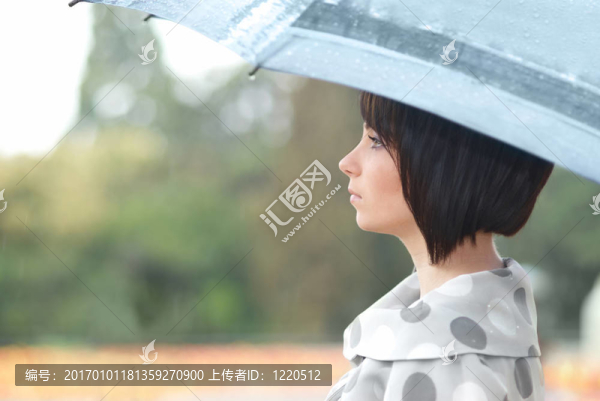 漂亮女孩帶傘