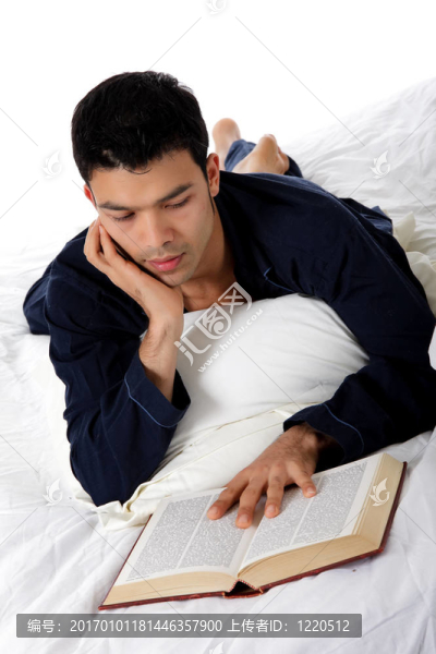 年輕漂亮的尼泊爾人在睡衣