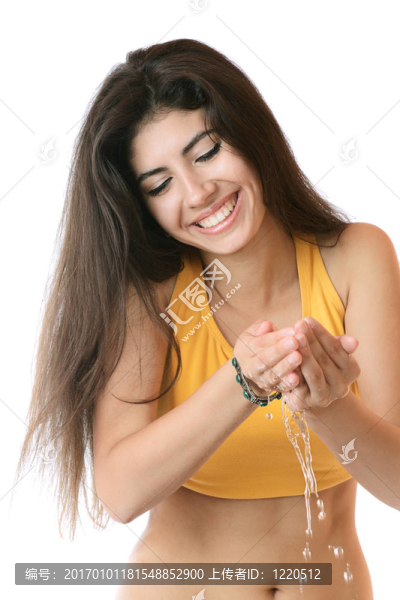 少女用清水洗臉