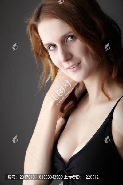 成人的紅發(fā)女人