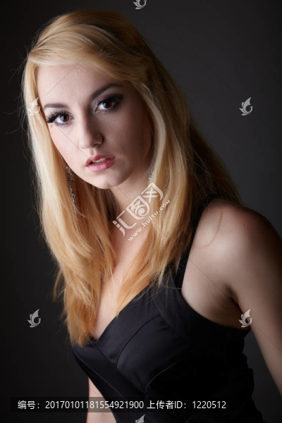 黑色內(nèi)衣的女人