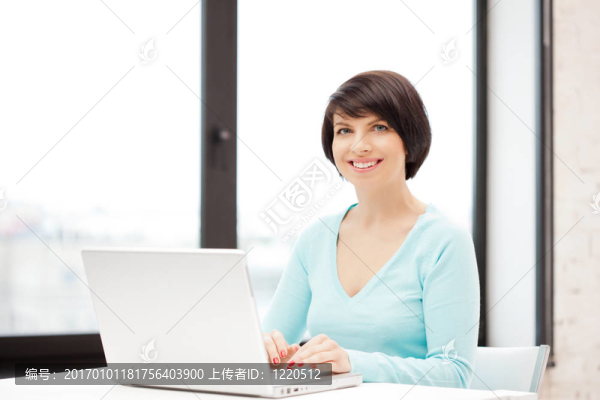 快樂的女人與筆記本電腦