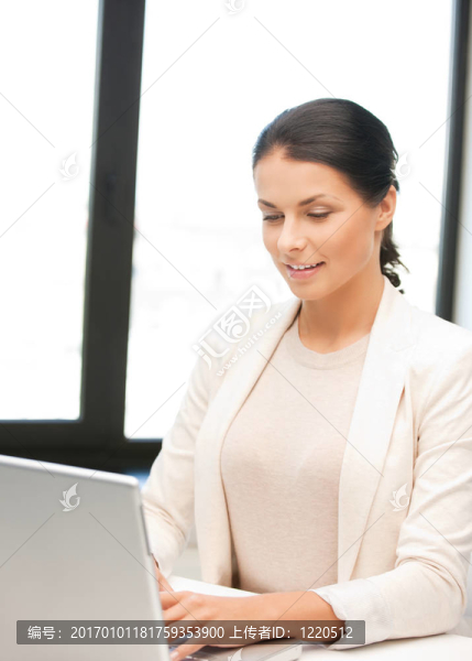 快樂的女人與筆記本電腦