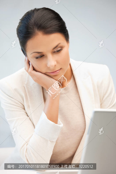 憂郁的女人與筆記本電腦