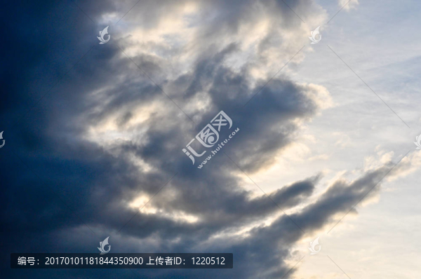 多云；烏云在明亮的天空的背景