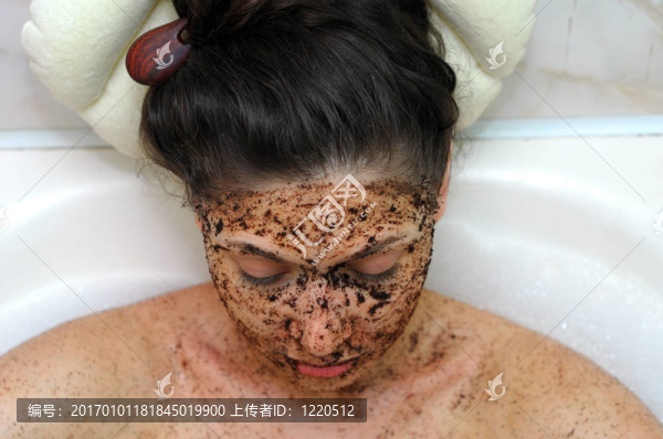 一個(gè)閉著眼睛的女孩在一個(gè)化妝品面具的畫像