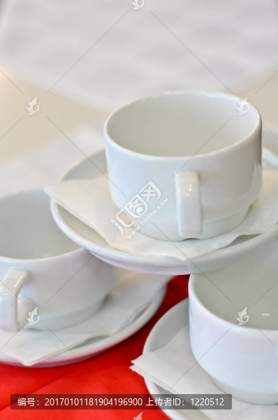 三白瓷茶杯和碟子、餐巾