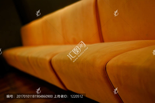 米色沙發(fā)在房間里與深綠色墻壁關(guān)閉