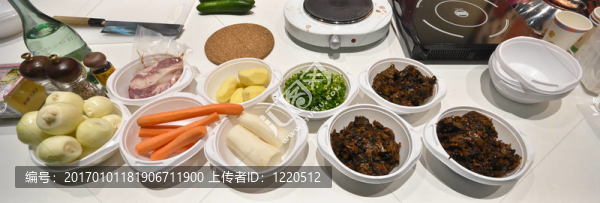 桌子上的塑料盤子里的蔬菜