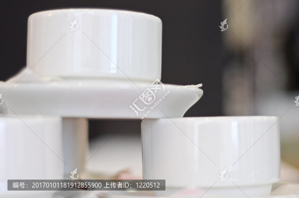 三白瓷茶杯和碟子、餐巾特寫