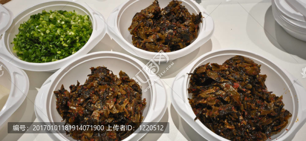 桌子上的塑料盤子里的蔬菜
