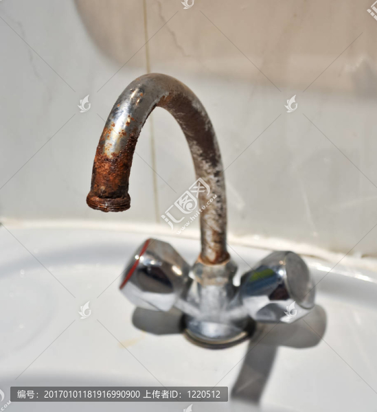 浴室里生銹的水龍頭-匯圖網(wǎng) www.fosd68.com 浴室里生銹的水龍頭