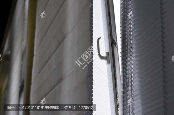 辦公室。開窗和水平百葉窗