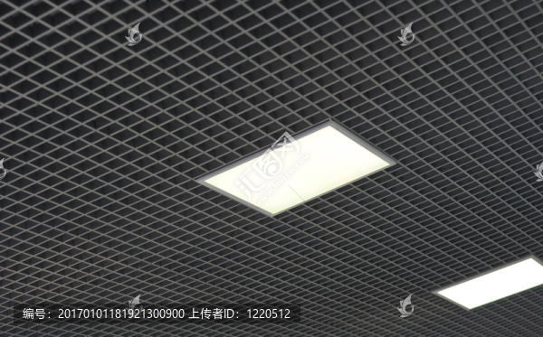 帶白色方形燈的天花板