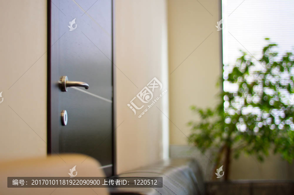 辦公室內(nèi)有金屬拉手的門