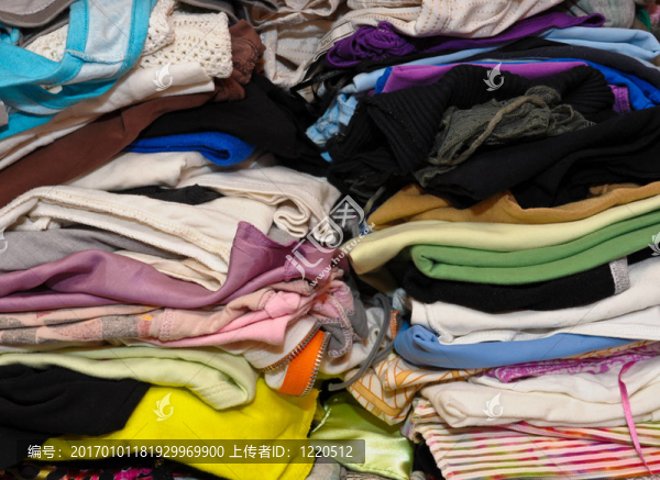 一堆五顏六色的衣服