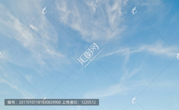 白色羽狀云的藍(lán)天