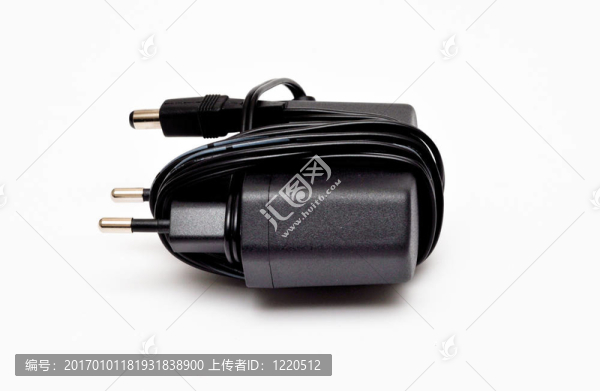 黑色充電器電線纏繞在他的
