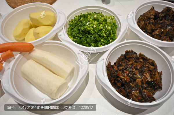 桌子上的塑料盤子里的蔬菜