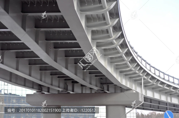 汽車立交橋。底視圖