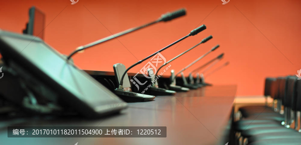 會議桌；麥克風(fēng)和辦公椅特寫