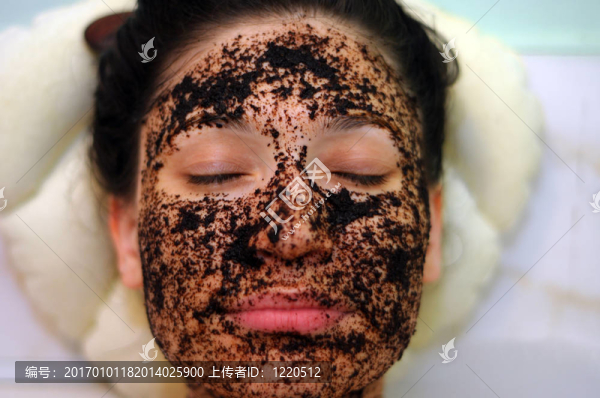 一個(gè)閉著眼睛的女孩在一個(gè)化妝品面具的畫像