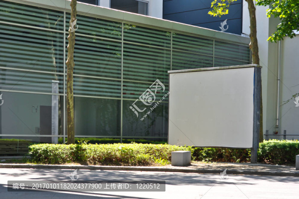 現(xiàn)代建筑背景下的空白廣告牌