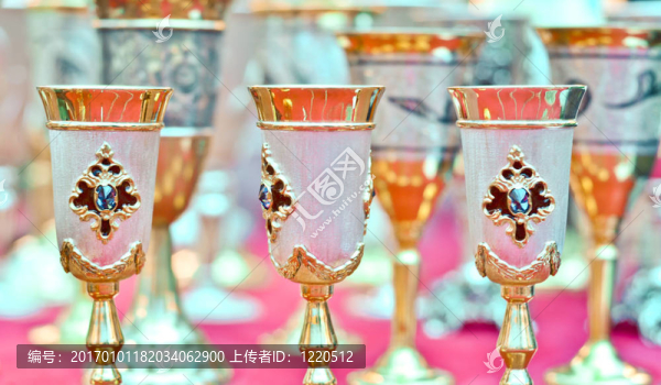 一個(gè)藍(lán)色寶石復(fù)古金屬高腳杯