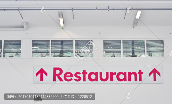 白墻上的餐館