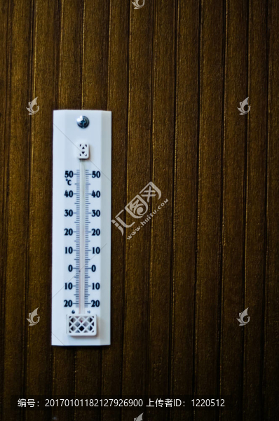 木制墻壁上的房間溫度計
