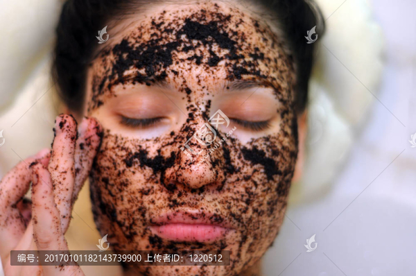 一個閉著眼睛的女孩在一個化妝品面具的畫像
