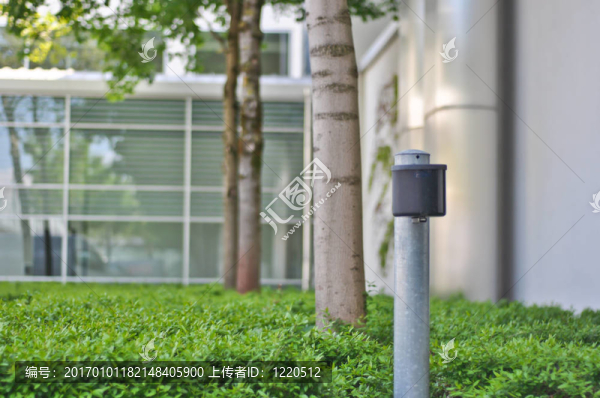 煙灰缸上的金屬柱的室外小