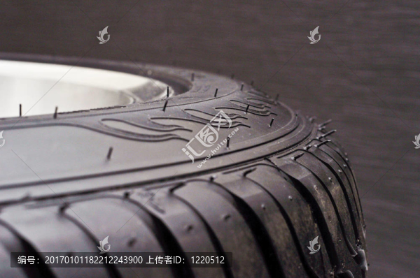 黑色背景下的低姿態(tài)汽車車輪特寫