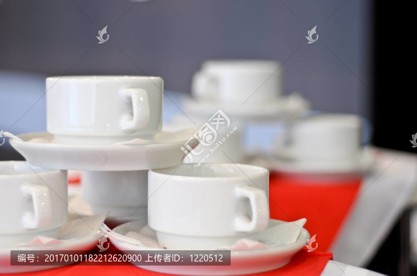 三白瓷茶杯和碟子、餐巾特寫