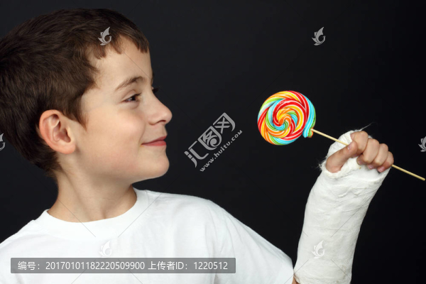 破碎的手男孩