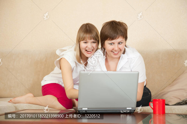 神奇女孩看筆記本電腦