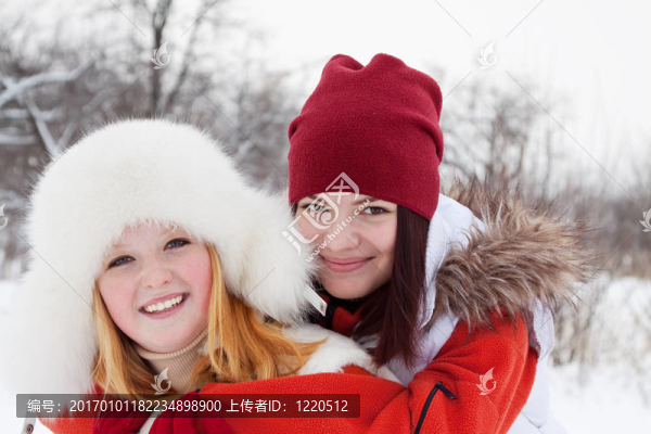 冬日里兩個(gè)微笑的女孩