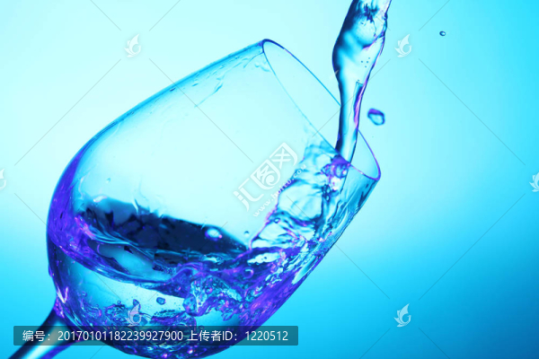 液體倒入玻璃