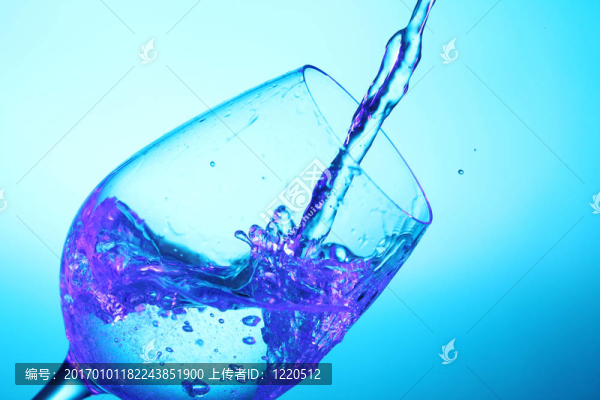 液體倒入玻璃
