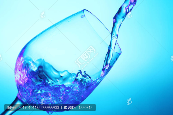 液體倒入玻璃