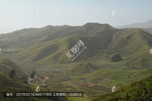 晴天的Hills和草地