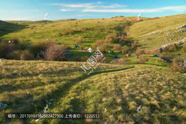 山中帳篷營地。
