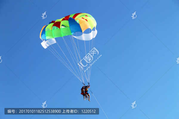 在海灘上放降落傘
