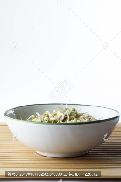 豆芽的竹碗