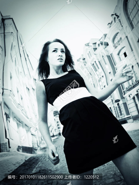 女性城市肖像。交叉過程模擬