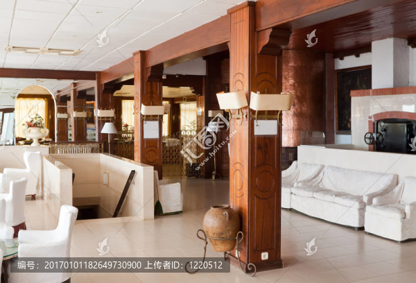 在酒店大廳