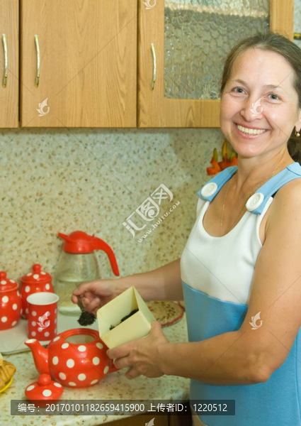 老年婦女泡茶