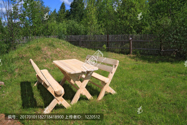 夏季公園木制家具