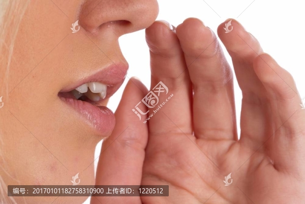 竊竊私語(yǔ)的女人