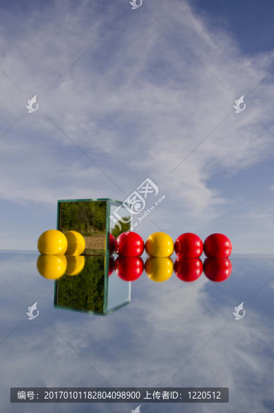 鏡子和天空上的紅色和黃色球